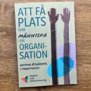 Att få plats som människa i en organisation: Aktiva åtgärder i praktiken - En inspirerande bok för dig som vill förstå och arbeta med aktiva åtgärder mot diskriminering i arbetslivet. Fylld med praktiska verktyg, case och tips för att skapa inkluderande organisationer där alla får plats.