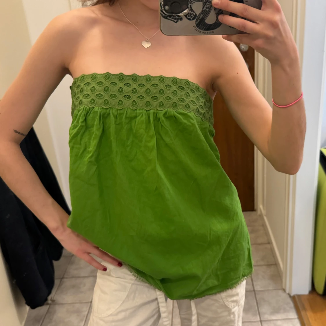 Grön tubtopp med broderi - 2