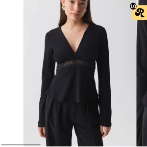 Gina topp - Säljer denna topp från Gina med spetsdetaljer, aldrig använd