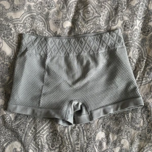 Snygga Träningsshorts  - Jättesnygga Träningsshorts, de är aldrig använda. Står ingen storlek men de är stretchiga så passar mellan XS-M💗 Har även ett par exakt likadana fast rosa till salu💗💗