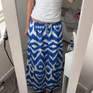 Blåvit långkjol från H&M i linneblandning - Såååå fin kjol i storlek S från HM. Använd fåtal gånger och är i nyskick. Perfekt till sommaren. Den är luftig och skön, har fickor och snöre så man kan anpassa den till sin kropp. Kom privat för mer funderingar eller bilder 💞