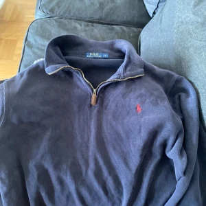 Marinblå tröja med halv dragkedja från Polo Ralph Lauren - Säljer en marinblå långärmad tröja från Polo Ralph Lauren med half zip. Har inte andvändt den mycket. Inga defekter eller skador. Står att den är M men den passar mer som S. Nypris: 1500kr. Om du är intresserad skicka i dms eller på vinted:ooaaaa