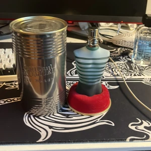 Jean Paul Gaultier Le Male parfym - Jean Paul Gaultier Le make parfym 75 ml helt oanvänd Max 5 sprut. Köpte den men sen insåg att jag har för många perfymer.