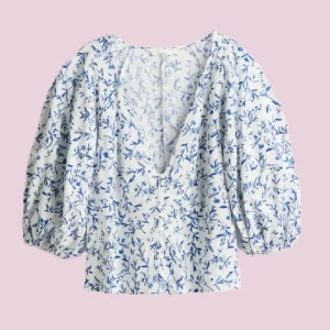 Blommig blus  - Superfin blus i vitt med blått blommönster och stora puffärmar. Jättefin till sommaren🥰