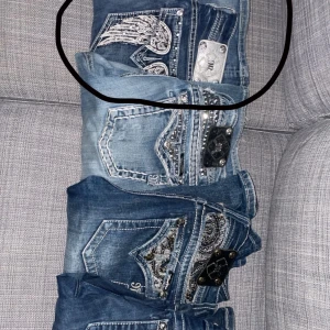 Miss Me jeans med broderade fickor - Säljer mina superfina Miss Me jeans!! Låg midja. Inseam syns på bild. Slitage i en av bältesgrejerna (inget som stör), syns på bild. Säljer då jag har många andra och dessa inte kommer till användning.