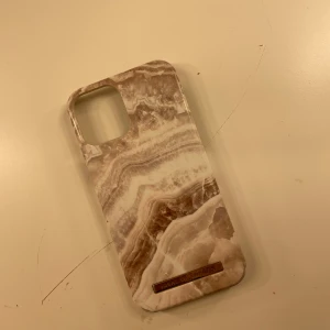 Ideal Of Sweden  - Mobil skal från ideal of sweden som passar till iPhone 12&12 pro! Jätte fint och inga skador