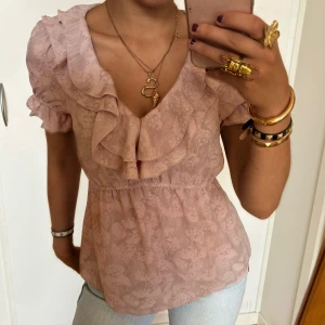 Rosa volangtopp  - Såå snygg rosa volangtopp ! Jag är 168 och det är mina bilder, köp via köp nu direkt eller Swish, kvar tills markerad som såld 💖strlk 40 men passar M