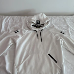 Vit hoodie från Sail racing - Snygg vit hoodie från Sail racing.  Är du intresserad av plagget är de bara att skriva.  Vill du ha billigare genom bundle eller lika feta kläder kolla bara in min profil och gör ett bundle och skriv till mig. L/m kvitto finns