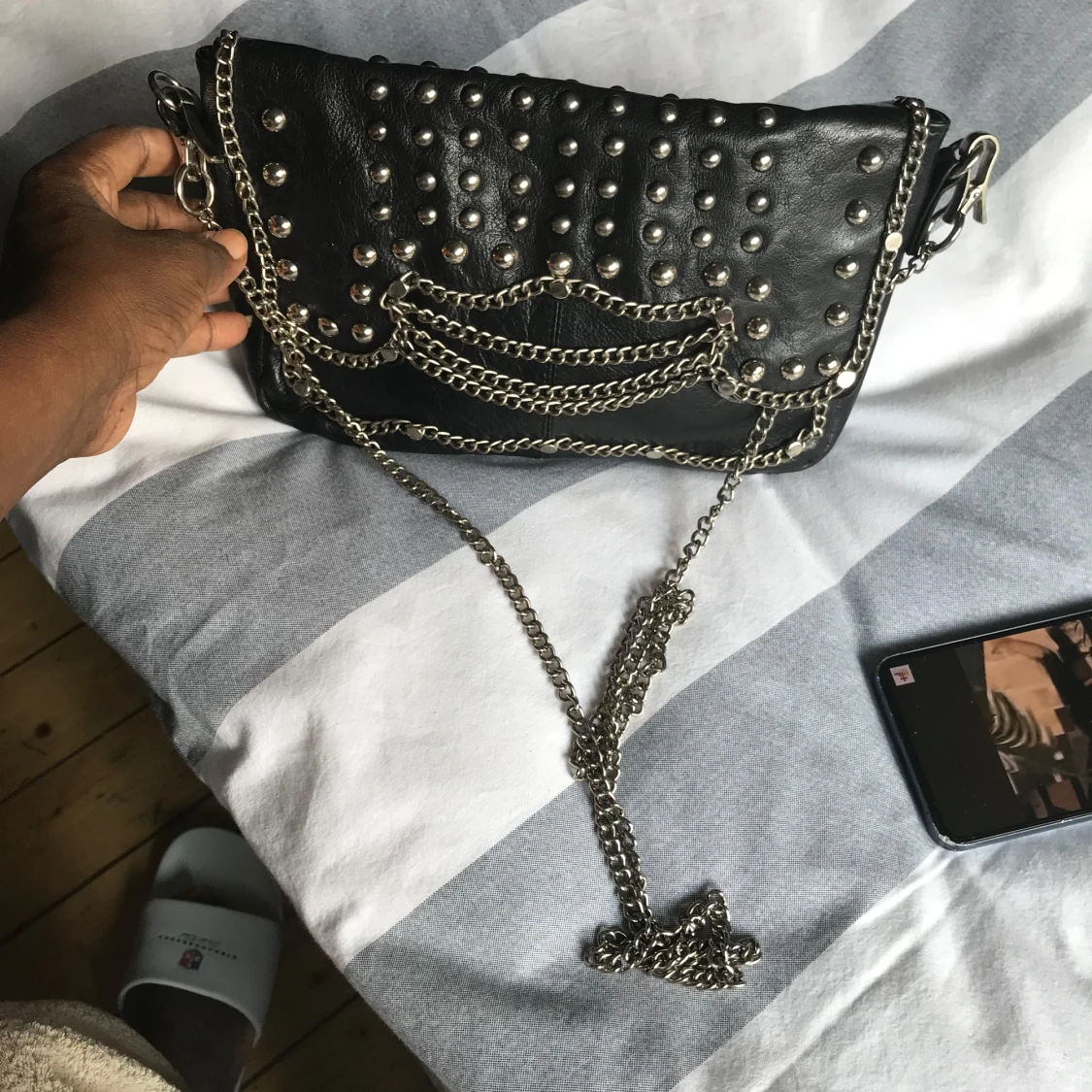 Svart axelväska med nitar och kedjor - 2