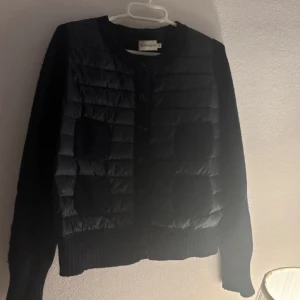 Moncler cardigan  - Mörkblå moncler cardigan i en eftertraktad modell i färgen mörkblå i storlek S, säljer då den inte riktigt passar mig och därav inte så mycket använd 🤗(ni kan ge rimliga prisförslag) 