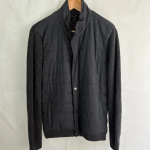 Massimo dutti cardigan  - Fint skick! Modellen är 185 och bär L, passar M. Kashmir och bomull sammansättning.