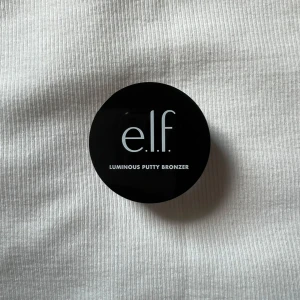 E.l.f bronzer - Luminous Putty Bronzer från e.l.f. Den har en krämig formula som ger en solkysst glow och är perfekt till sommaren. Endast testad en gång. Färg: Summer Fridays. Köptes för 99kr.💗