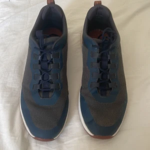 Loro piana weekend walk - Nu säljer jag mitt par Loro piana weekend walk storlek 44. Dom är i 8/10 skick. Inget original kommer med inresulan är också borta. Små defekter tillkommer de bilden