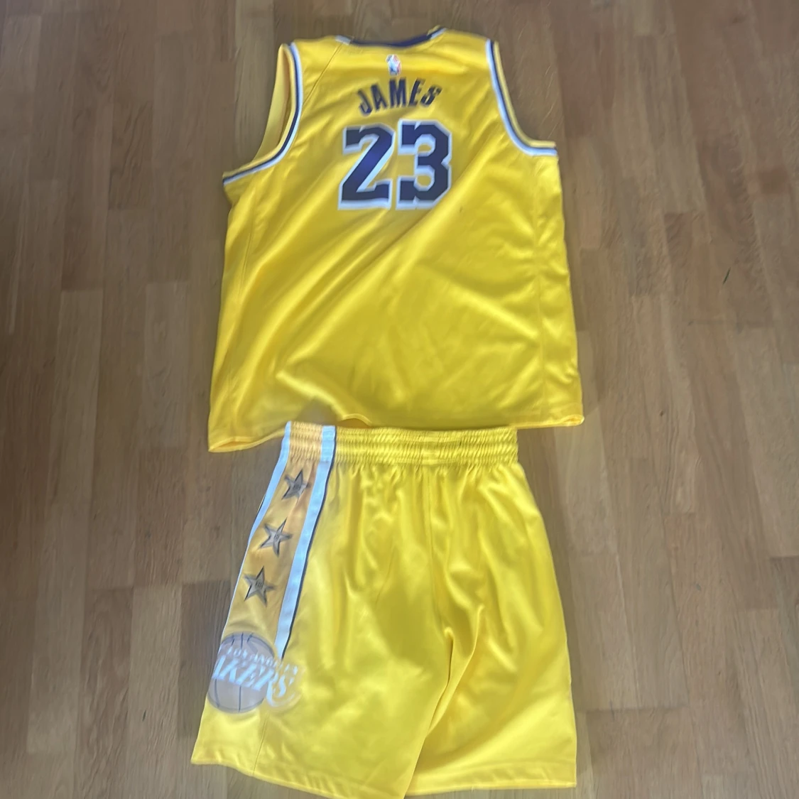 Gul Lakers basketlinne LeBron James #23 - 1