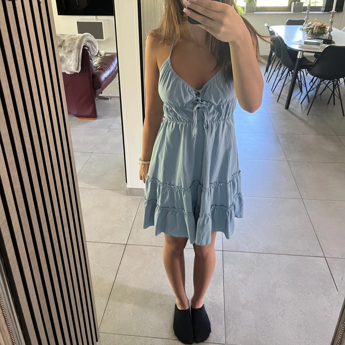 Ljusblå kort klänning med volanger