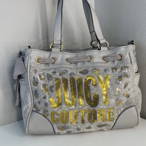 Juicy couture  - Säljer min fina väska för att den är inte min stil längre, skit snygg o får plats med mycket saker i sig, priset kan diskuteras och jag är mer än glad att skicka mer bilder på den🩷 dem tre första bilderna är från förrra ägaren!