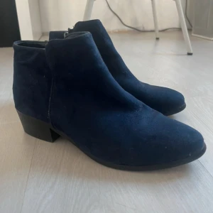 Mörkblå mocka stövletter med klack - Mörkblå mocka stövletter med klack!