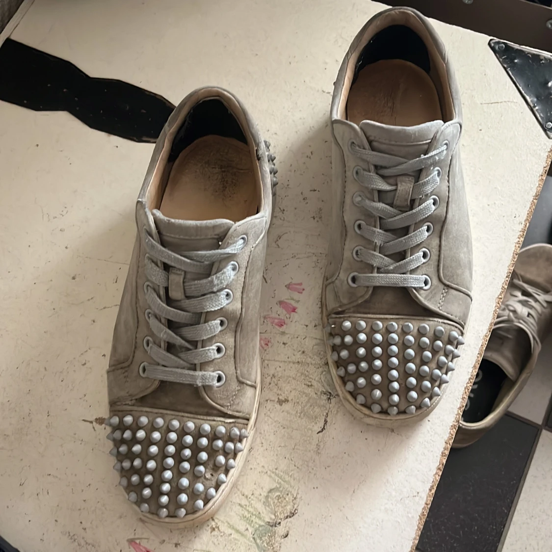 Beiga Christian Louboutin sneakers med nitar - 3