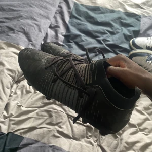 Puma future  - Säljer ett par svarta fotbollskor puma future. Som jag har använt sen tidigare och vill bara av med dessa. Dem är i storlek 40,5 men passar som även storlek. Perfekt för dig som inte vill köpa alldeles för dyra fotbollskor som är ändå ett par skor som är i bra skick skulle jag påstå 