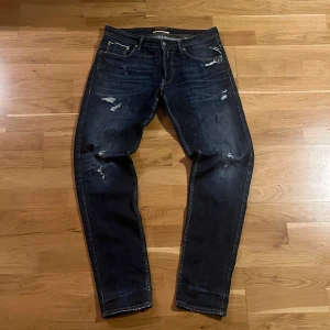  Washed Replay Anbass med slitningar. - Sköna Replay Anbass. Storleken är W34 L34. Jeansen är nyskick. Priset är 599. Hör av er vid yttligare frågor och funderingar.