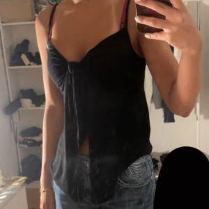 Svart topp med knyt   - Jätte fin topp från gina, aldrig använt och passar xs och s