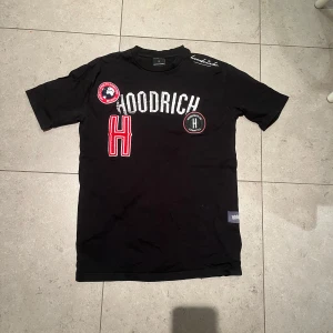HOODRICH t-shirt - Det är en HOODRICH t shirt som är i bra skick förutom att trycket på H i HOODRICH texten är lite sliten. Tröjan är i storlek S och har en bra passform 