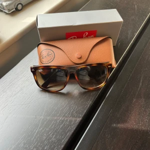 Ray-ban Boyfrends - Ett par feta boyfriends i mycket bra skick. De har inga defekter och fodral och orginalbox följer med💯Hör gärna av dig vid frågor eller fler bilder💯🤙
