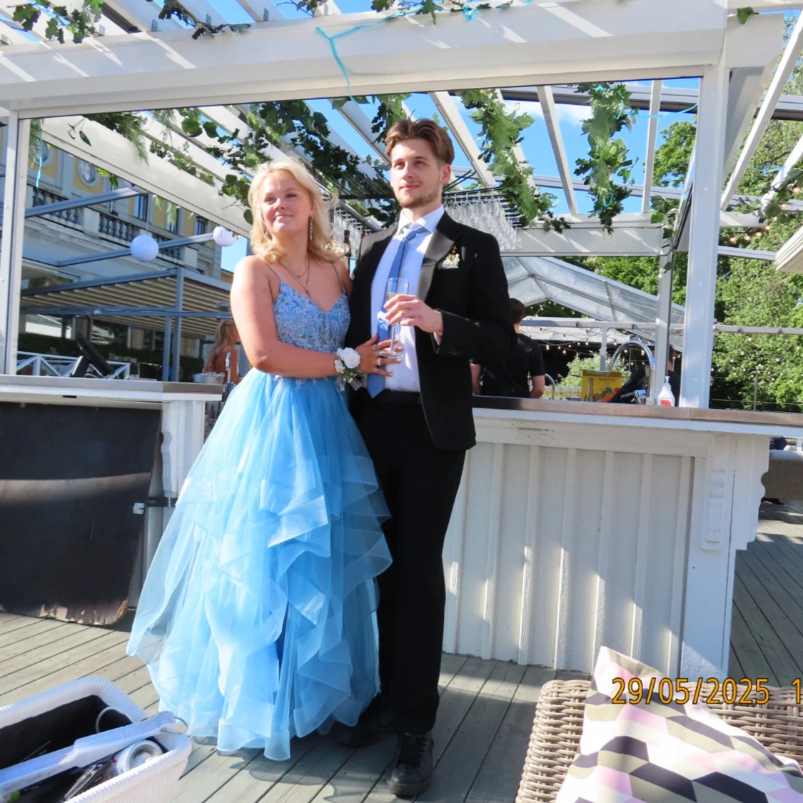 Blå långklänning med spets och volanger - 3