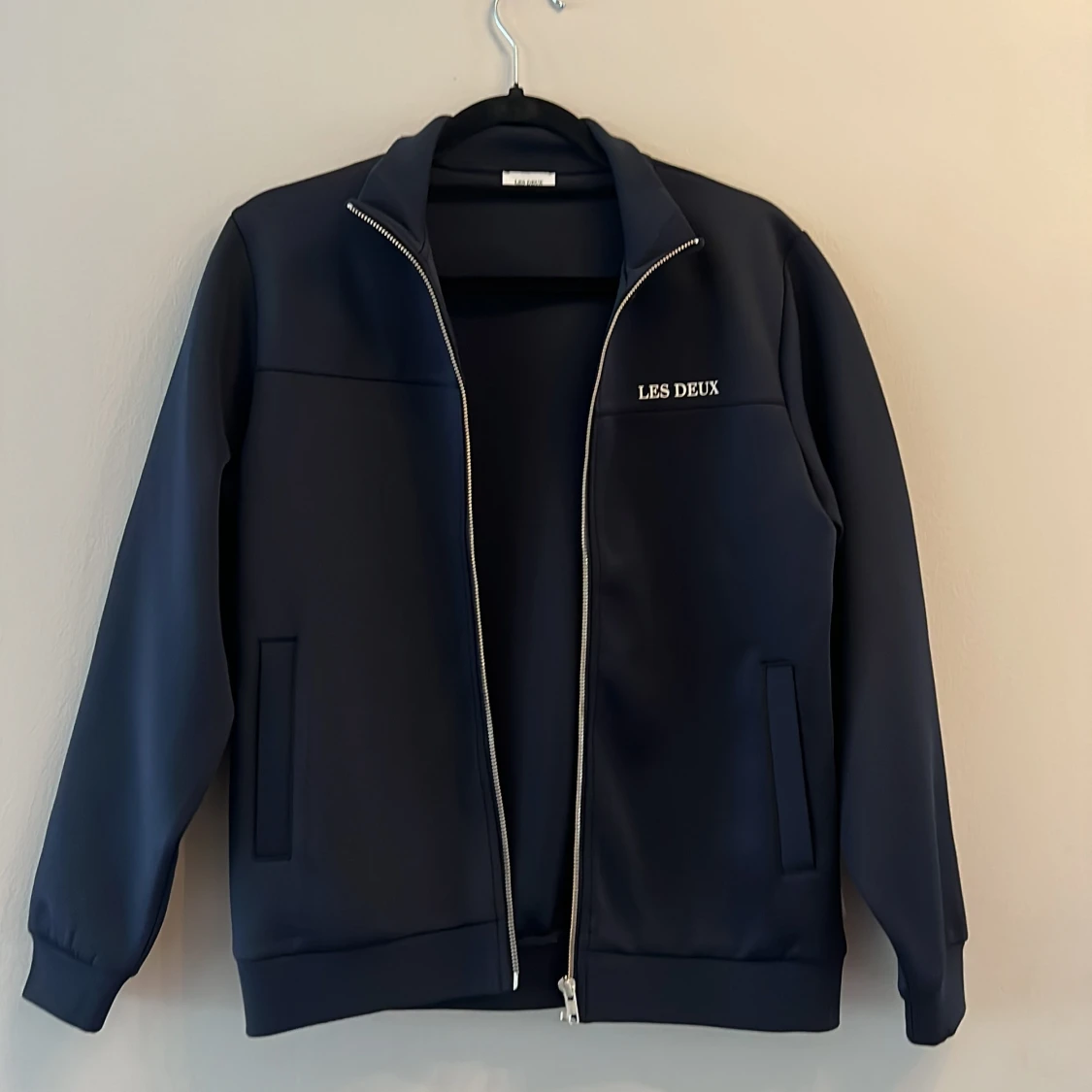 Mörkblå track jacket från Les Deux