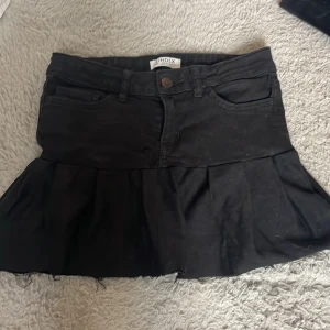 Svart jeanskjol från Index - Svart jeanskjol med volang, strl xxs-xs passar perfekt till sommaren! Jag har sytt den själv och haft på mig den 2 gånger, men den är tyvärr för liten. Sytt om ett par jeans från Lindex🌸