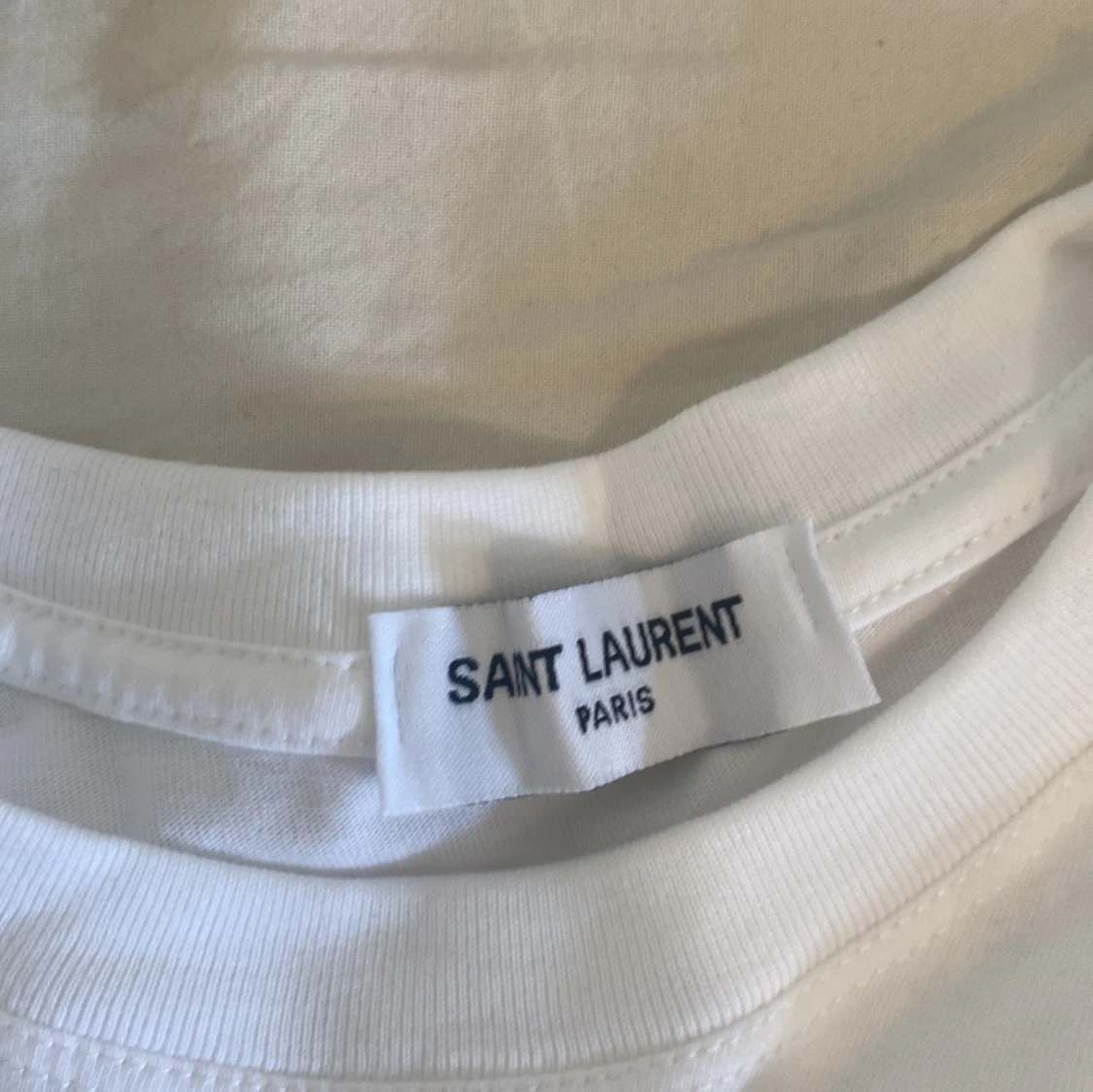 Vit t-shirt med YSL-logga - 2