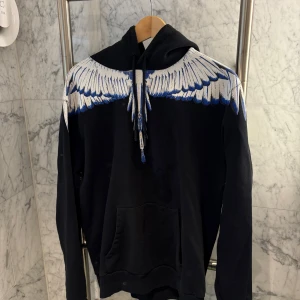Marcelo Burlon svart hoodie *top skick!* - Säljer nu min älskade burlon hoddie. Kvitto finns som skickas på begäran. Hoddie är i toppskick och använd max 10 gånger 