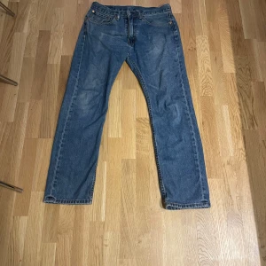Vintage Levi’s  - Vintage blå Levi's 505 jeans med rak passform och femficksdesign. Jeansen är i denim med normal midja. Storlek W 34 L 32