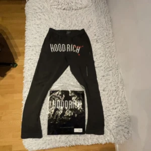 Hoodrich  byxor XS - Svarta mjukisbyxor från Hoodrich i storlek XS. Och använda i 1 vecka som ja fick i present 