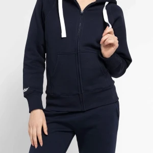 navy ziphoodie russemerch - Mörkblå ziphoodie (färg navy) från russemerch. Tröjan är knappt använd och är i strl M. Nypris 749kr