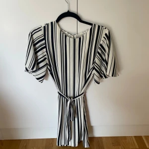 Randig klänning från H&M - Mycket gott skick, använd ett fåtal gånger