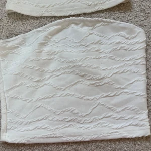 Säljer massa toppar från shein för 15 kr styck. Vit bandeau tubtopp med struktur - Säljer en cropad vit bandeau tubtopp med snyggt strukturerat mönster i tyget. Aldrig använd. Säljer massa toppar från SHEIN för 15 kr st så gå gärna in på min profil och kika. Strl S. 