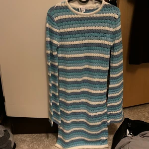 Klänning  - Typ stickad eller virkad kanske den är superfin