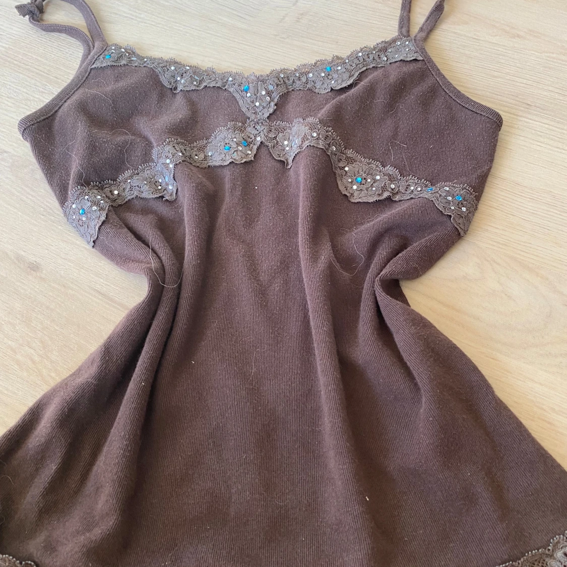 Brun linnetopp med spets och pärlor