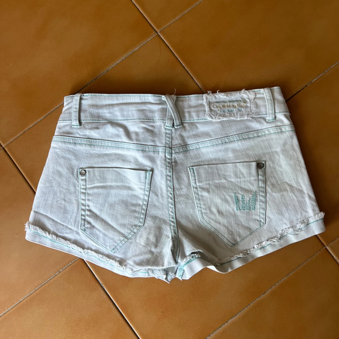 Ljusblå jeansshorts med turkosa detaljer - 1
