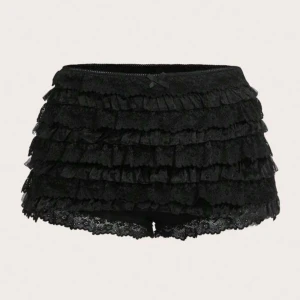 Svarta volangshorts med spets - Supersöta svarta shorts med flera lager volanger och spetsdetaljer. Säljer för 70kr de är i storlek S💕💕