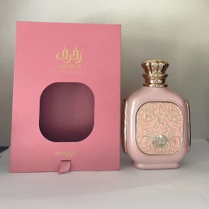 Zimaya Zukhruf Pink  100ml - Zimaya Zukhruf Eau de Parfume Top notes are Heliotrope, Vanilla and Orchid. middle notes are Almond Milk, Marshmallow and Musk.  base notes are Vanilla, Sandalwood and Amber.  En mjuk feminin doft.   100ml ca 90 ml kvar! 