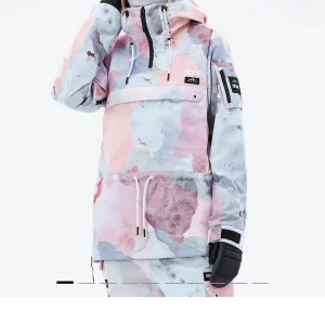 Dope skidjacka  - Säljer en snygg anorak från Dope med pastelligt mönster i rosa, blått och lila. Jackan har huva med snörning, stor magficka, dragkedja upptill och coola logopatchar på bröst och ärm. Perfekt för vinteräventyr och snowboarding.