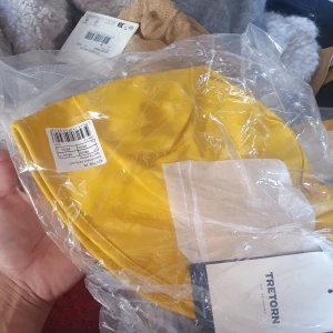 Gul regnhatt från Tretorn barn - Snygg gul regnhatt från Tretorn för barn, perfekt för regniga dagar. Klassisk hattmodell med breda brätten som skyddar mot regn. Tillverkad i vattentätt syntetmaterial och har en riktigt poppig gul färg som syns i alla väder.