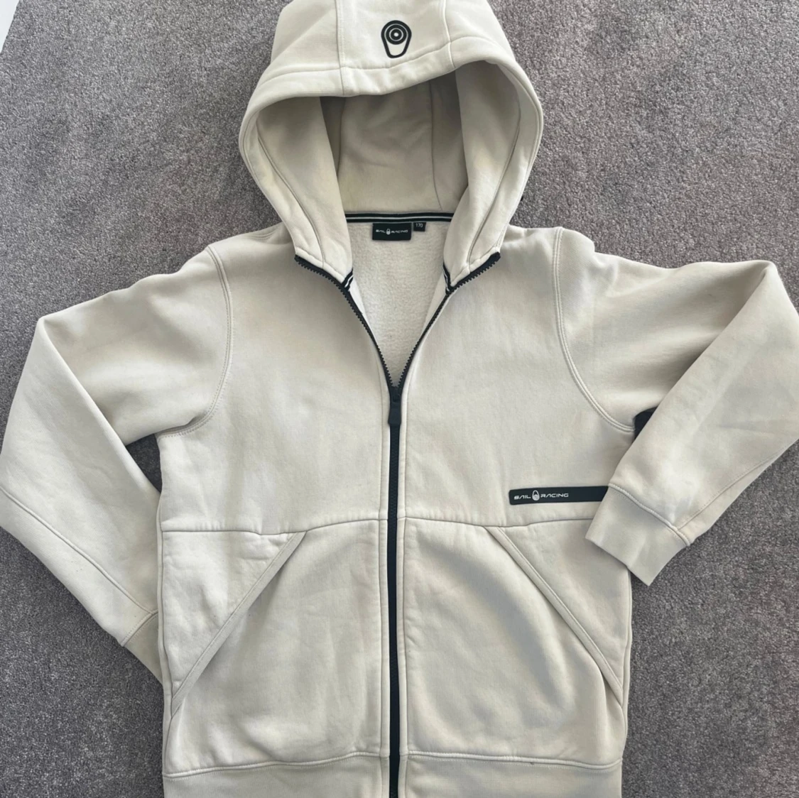 Beige huvtröja från Sail Racing