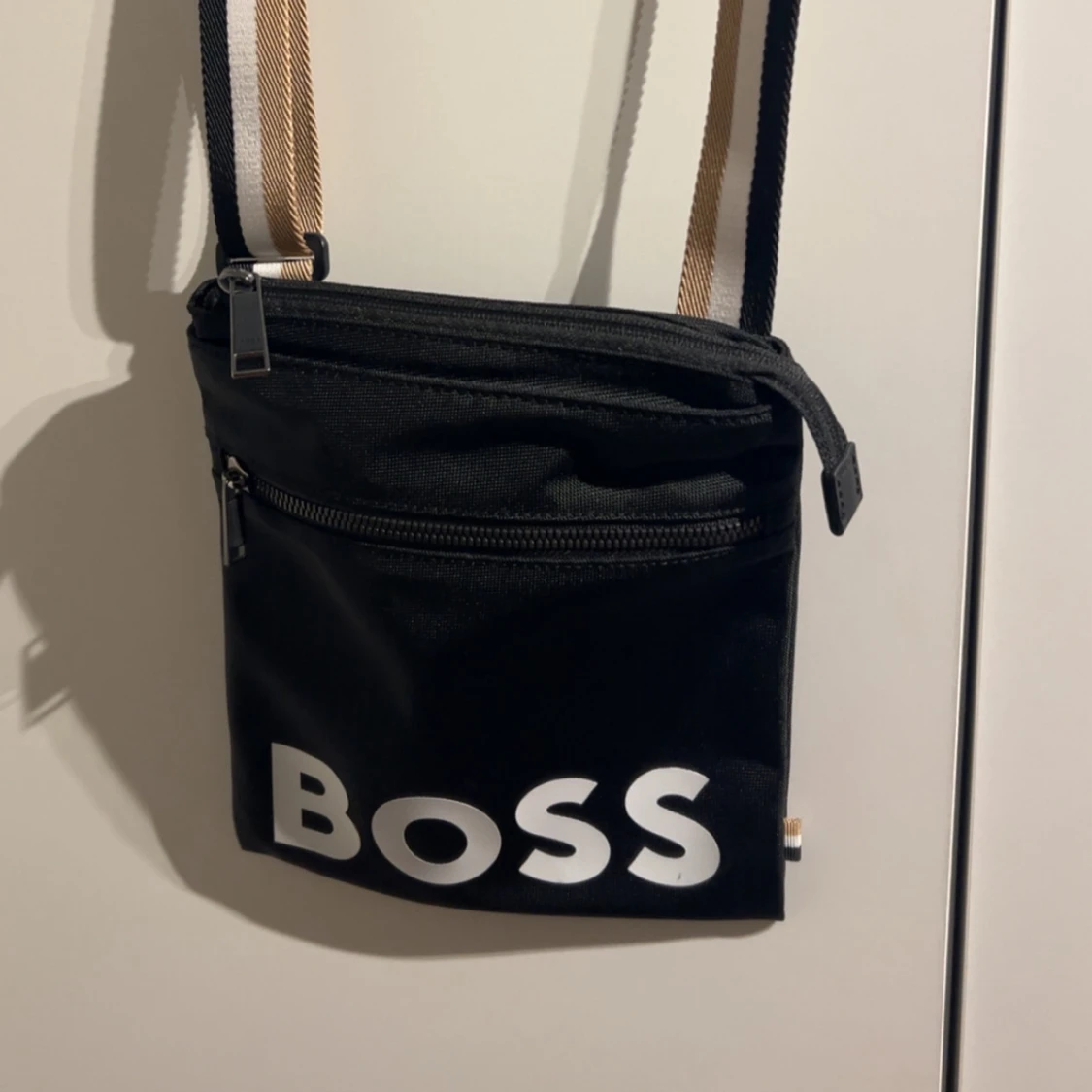 Svart axelväska med randigt band Hugo boss 