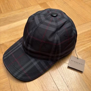 Bubrerry keps - Säljer en helt ny och oanvänd burberry keps i färgen svart och storleken one size. Pris kan diskuteras vid snabbköp!
