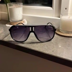 Carrera solglasögon  - Säljer nu mina Carrera solglasögon. Fint skick. Inga repor o så, använt under kort tid 1-2 månader. Skriv om minsta fundering! 🤔 