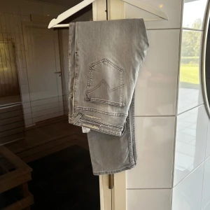 Tom Tailor jeans - Snygga grå jeans med raka ben och klassiska bakfickor. Jeansen har en stilren look med diskreta sömmar och är perfekta för dig som gillar en clean och enkel stil. Passar till det mesta och är lätta att matcha med olika outfits. Passar dig som är runt 175-180, Hör av er för frågor eller funderingar!🙌🏻