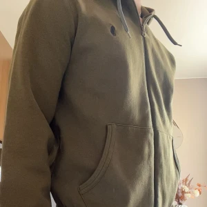 Olivgrön zip hoodie från Polo Ralph Lauren - Olivgrön zip hoodie från Polo Ralp Klassisk broderad logga på bröstet. Skön att ha till sköna sommarkvällar. Skick 8/10. Nypris cirka 1800. Säljes nu för 449